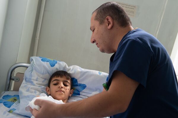 Как я напишу письмо Деду Морозу?: петарда взорвалась в руке 10-летнего Гаруша - Sputnik Армения