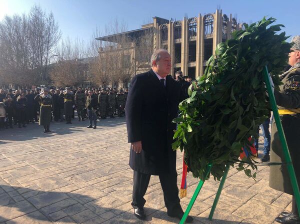 Президент Армении намерен купить дом в Гюмри: Саркисян почтил память жертв землетрясения - Sputnik Армения