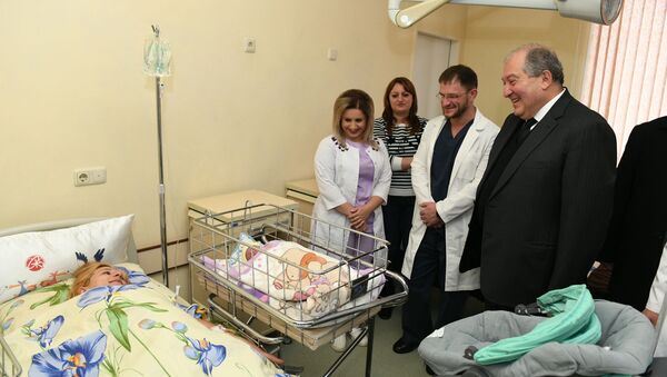 Президент Армен Саркисян посетил Австрийскую больницу матери и ребенка (7 декабря 2019). Гюмри - Sputnik Արմենիա