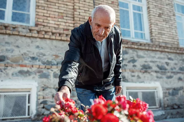 Не подведите ребята, ни армян, ни себя: как дядя Шаварш наставляет мигрантов Осетии Не подведите ребята, ни армян, ни себя: как дядя Шаварш наставляет мигрантов Осетии - Sputnik Армения