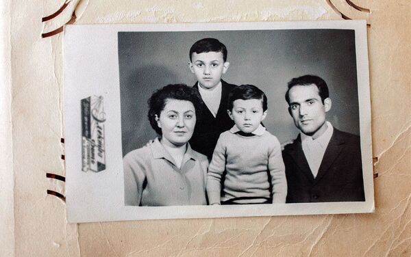 Шаварш с супругой Нателлой и сыновьями Зурабом и Михаилом - Sputnik Армения