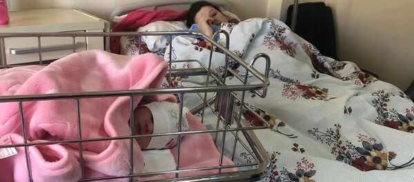 Новорожденная Нарэ с матерью в палате Новорожденная Нарэ с матерью в палате - Sputnik Արմենիա