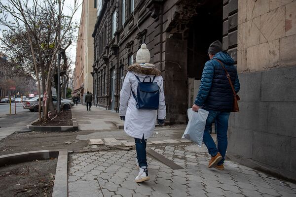 Прохожие на улице Амиряна - Sputnik Армения