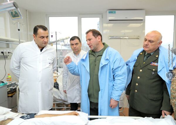 Министр обороны Армении навестил раненых военнослужащих - Sputnik Армения