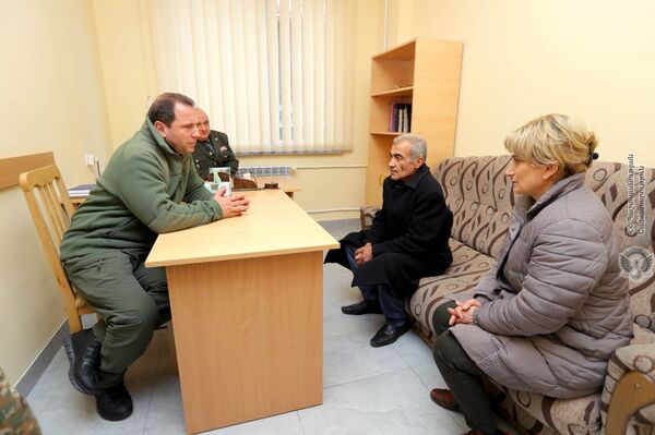 Министр обороны Армении навестил раненых военнослужащих - Sputnik Армения