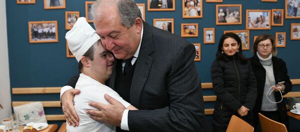 Президент Армен Саркисян посетил инклюзивную пекарню-кафе Арегак (7 декабря 2019). Гюмри Президент Армен Саркисян посетил инклюзивную пекарню-кафе Арегак (7 декабря 2019). Гюмри - Sputnik Армения