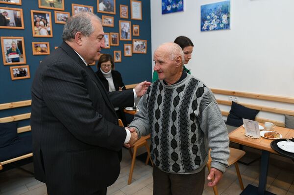 «Մի հատ կոֆե կտա՞ք». Արմեն Սարգսյանը նորից «Արեգակ» փուռ–սրճարան է այցելել «Մի հատ կոֆե կտա՞ք». Արմեն Սարգսյանը նորից «Արեգակ» փուռ–սրճարան է այցելել - Sputnik Արմենիա