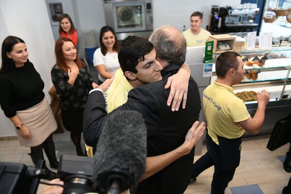 «Մի հատ կոֆե կտա՞ք». Արմեն Սարգսյանը նորից «Արեգակ» փուռ–սրճարան է այցելել «Մի հատ կոֆե կտա՞ք». Արմեն Սարգսյանը նորից «Արեգակ» փուռ–սրճարան է այցելել - Sputnik Արմենիա