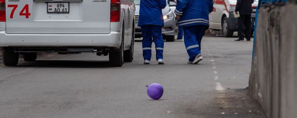 Автомобиль скорой помощи у медицинского центра Сурб Асвацамайр - Sputnik Армения