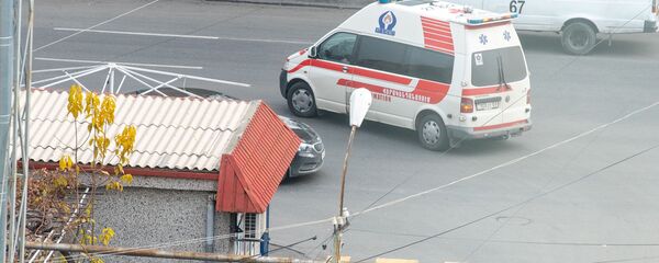 Автомобиль скорой помощи у медицинского центра Сурб Асвацамайр Автомобиль скорой помощи у медицинского центра Сурб Асвацамайр - Sputnik Արմենիա
