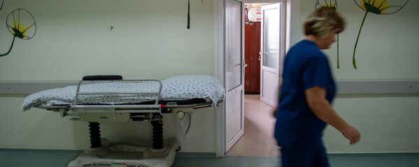Медработник в коридоре медицинского центра Сурб Асвацамайр - Sputnik Արմենիա