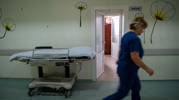 Медработник в коридоре медицинского центра Сурб Асвацамайр - Sputnik Արմենիա