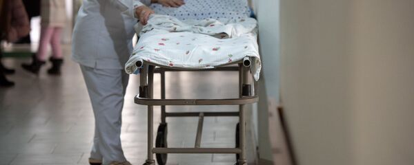 Медработник в коридоре медицинского центра Сурб Асвацамайр Медработник в коридоре медицинского центра Сурб Асвацамайр - Sputnik Արմենիա