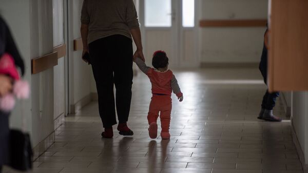 Пациент с ребенком в коридоре медицинского центра Сурб Асвацамайр - Sputnik Армения