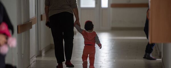 Пациент с ребенком в коридоре медицинского центра Сурб Асвацамайр - Sputnik Արմենիա