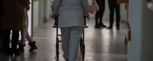 Медработники в коридоре медицинского центра Сурб Асвацамайр - Sputnik Արմենիա