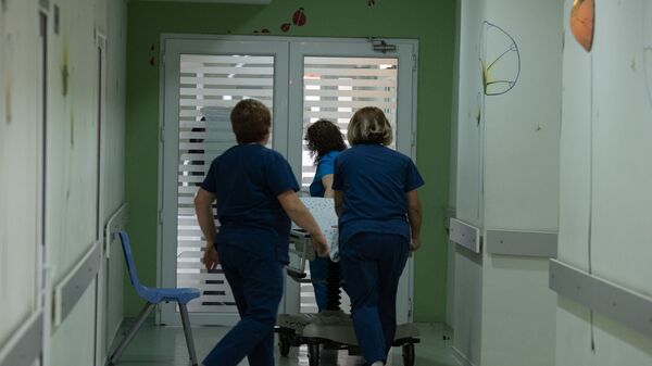 Медработники в коридоре медицинского центра Сурб Асвацамайр - Sputnik Армения