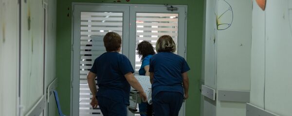 Медработники в коридоре медицинского центра Сурб Асвацамайр - Sputnik Արմենիա