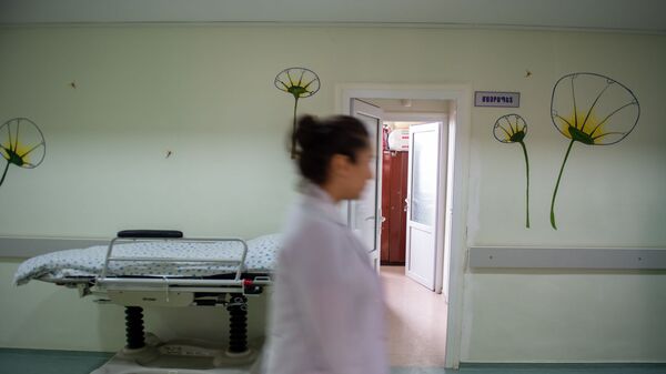 Медработник в коридоре медицинского центра Сурб Асвацамайр - Sputnik Армения