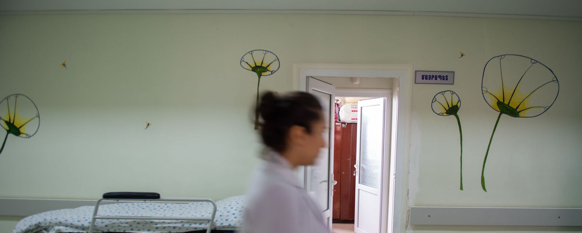 Медработник в коридоре медицинского центра Сурб Асвацамайр - Sputnik Արմենիա, 1920, 15.02.2021