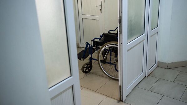 Инвалидная коляска в коридоре медицинского центра Сурб Асвацамайр - Sputnik Արմենիա