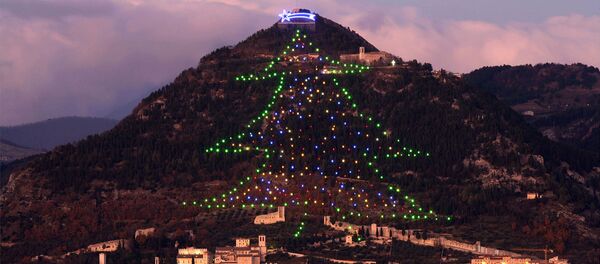 Рождественская елка украшает гору Ингино с видом на Умбрийский город Губбио (11 декабря 2006). Италия Рождественская елка украшает гору Ингино с видом на Умбрийский город Губбио (11 декабря 2006). Италия - Sputnik Արմենիա