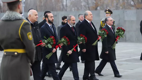 Руководство Армении посетило мемориальный комплекс Цицернакаберд (9 декабря 2019). Еревaн - Sputnik Армения