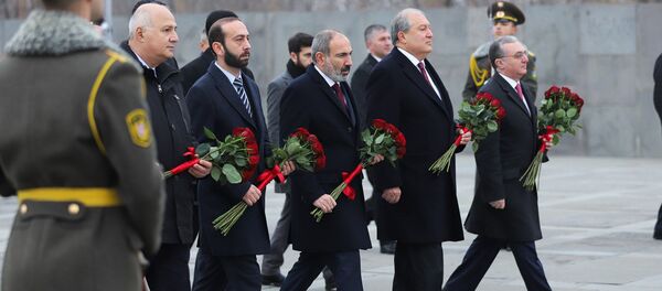 Руководство Армении посетило мемориальный комплекс Цицернакаберд (9 декабря 2019). Еревaн - Sputnik Արմենիա