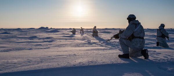 Бойцы отряда специального назначения МВД Чеченской Республики во время учений в районе Северного полюса (6 апреля 2016).  - Sputnik Արմենիա