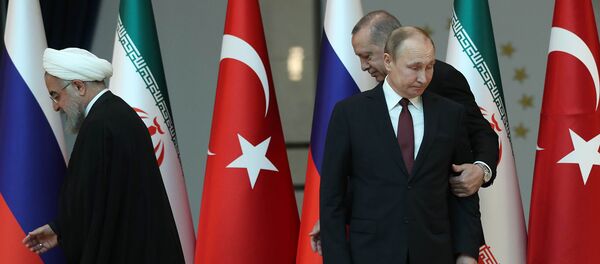 Президенты России Ирана и Турции Владимир Путин, Хасан Роухани и Реджеп Тайип Эрдоган после фото в преддверии трехстороннего саммита Турция-Россия-Иран (4 апреля 2018). Анкара - Sputnik Армения