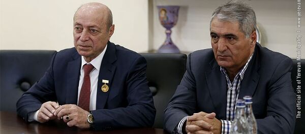 Сурен Мартиросян (слева) во время награждения Золотой медалью мэра Еревана (26 апреля 2019). Ереван - Sputnik Армения