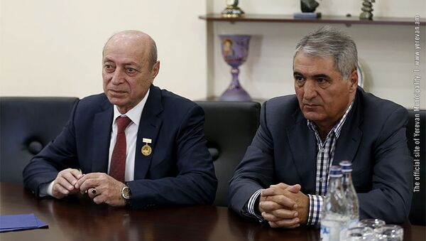 Сурен Мартиросян (слева) во время награждения Золотой медалью мэра Еревана (26 апреля 2019). Ереван - Sputnik Армения