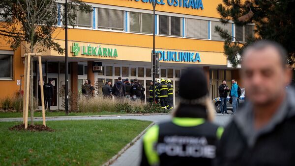 Сотрудники полиции на месте стрельбы перед больницей в Остраве (10 декабря 2019). Чехия - Sputnik Արմենիա