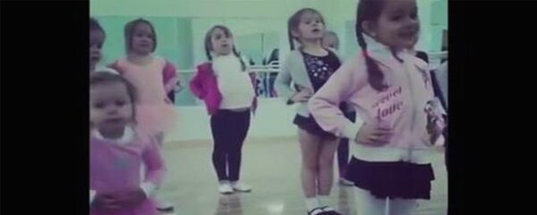 Девочка смешно танцует - Sputnik Армения