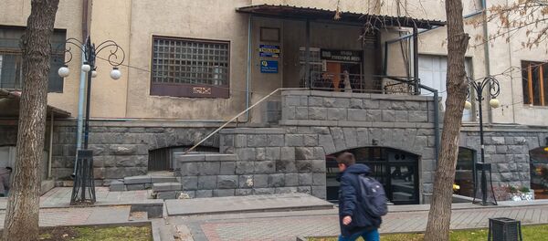 Вход в предоставленное помещение для гос.театра пантомимы - Sputnik Армения