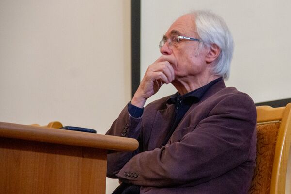 Помнишь, р должен звучать твердо? Маэстро Мансурян прочел лекцию о язычестве и поэзии  - Sputnik Армения