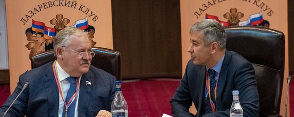 Константин Затулин (л) и Владимир Карапетян на заседании армяно-российского Лазаревского клуба (13 декабря 2019). Еревaн - Sputnik Армения