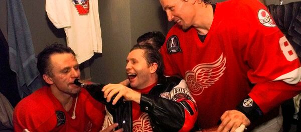 Владимир Константинов (в центре) с Кубком Стэнли, Вячеслав Фетисов и Игорь Ларионов в раздевалке после победы над Washington Capitals (16 июня 1998). Вашингтон - Sputnik Армения