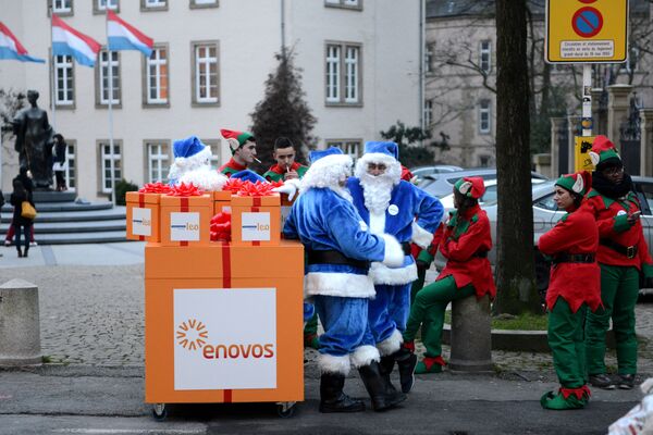 Рождественские персонажи на улицах Люксембурга - Sputnik Армения
