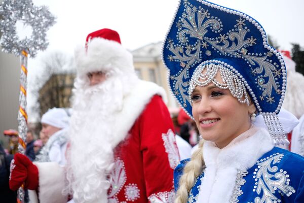 Дед Мороз и его помощница Снегурочка в Краснодаре, Россия - Sputnik Армения