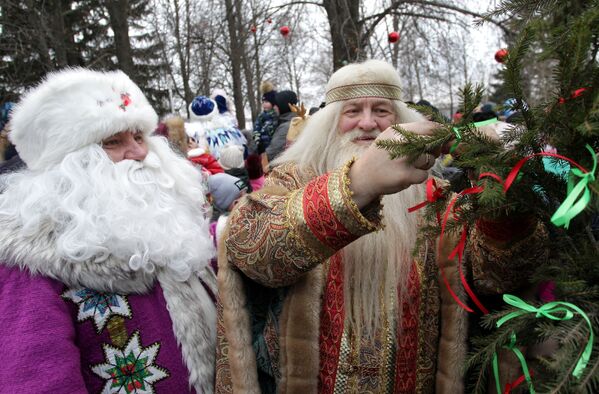 Удмуртский Дед Мороз Тол Бабай (слева) с другим сказочным персонажем - Sputnik Армения