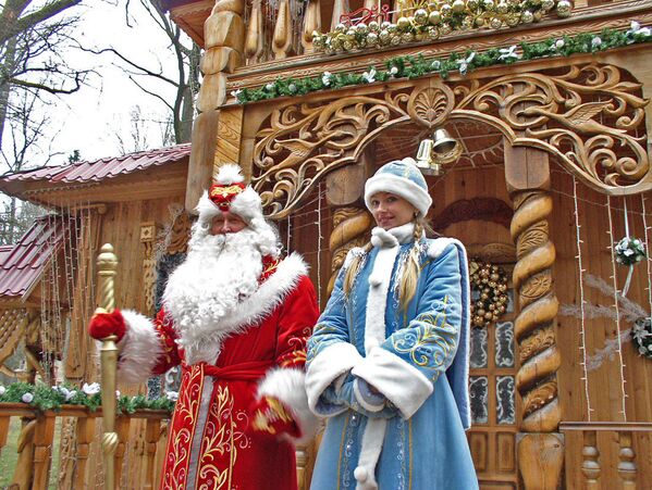 Белорусский Дед Мороз со Снегурочкой в Беловежской пуще - Sputnik Армения