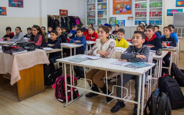 Ռուսաց լեզվի «դեսպանները» Հրազդանի թիվ 8 դպրոցում - Sputnik Արմենիա