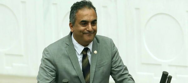 Депутат Маркар Есаян от правящей Партии справедливости и Развития (ПСР) приносит присягу в турецком парламенте (23 июня 2015). Анкара Депутат Маркар Есаян от правящей Партии справедливости и Развития (ПСР) приносит присягу в турецком парламенте (23 июня 2015). Анкара - Sputnik Արմենիա