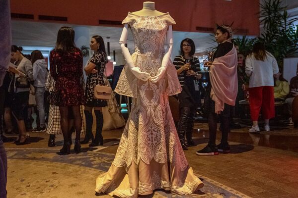 В Ереване и прямиком — в Милан: роскошный показ дизайнера Лианы Саркисян — фото и видео - Sputnik Армения