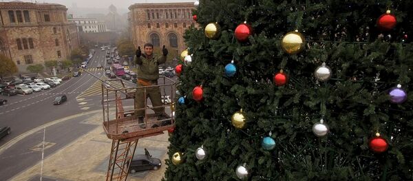 Как наряжают главную елку Армении Как наряжают главную елку Армении - Sputnik Армения