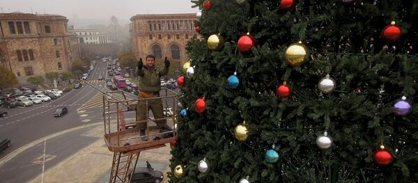 Ինչպես են զարդարում Հայաստանի գլխավոր տոնածառը Ինչպես են զարդարում Հայաստանի գլխավոր տոնածառը - Sputnik Արմենիա