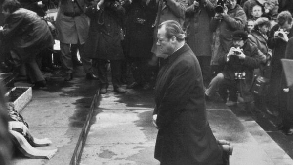 Западногерманский канцлер Вилли Брандт опускается на колени во время своего визита в бывшее еврейское гетто Варшавы (7 декабря 1970). Польша - Sputnik Արմենիա