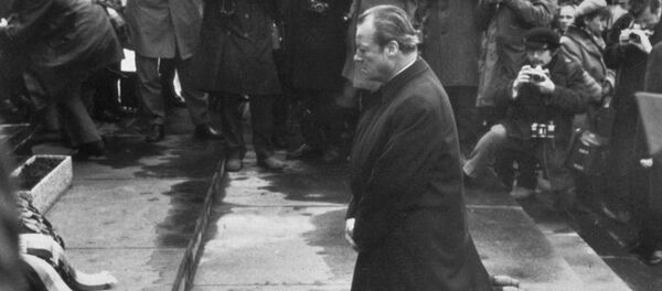 Западногерманский канцлер Вилли Брандт опускается на колени во время своего визита в бывшее еврейское гетто Варшавы (7 декабря 1970). Польша - Sputnik Армения