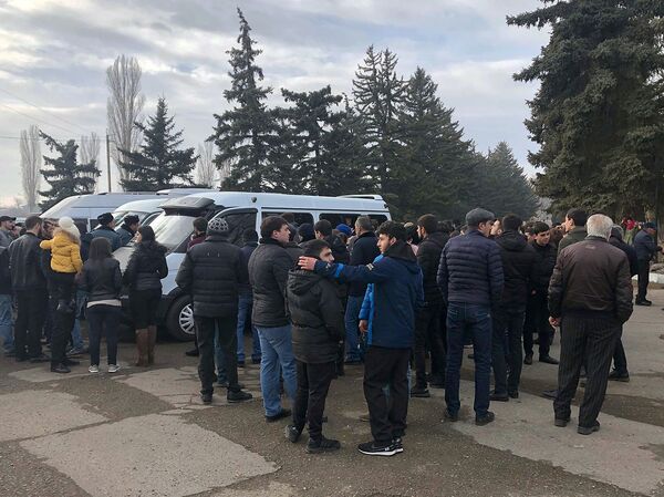 Дядя, братик и Новый год в казарме: кого вспоминают ребята из Гюмри перед призывом в армию Дядя, братик и Новый год в казарме: кого вспоминают ребята из Гюмри перед призывом в армию - Sputnik Армения